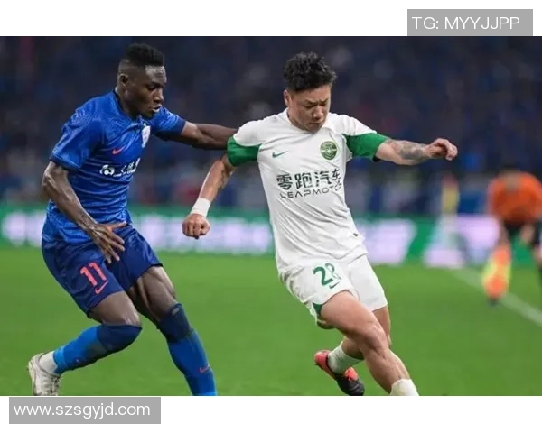 泰达国安激战正酣宋岳盘带技艺尽显球场风采 泰达国安激战正酣宋岳盘带技艺尽显球场风采